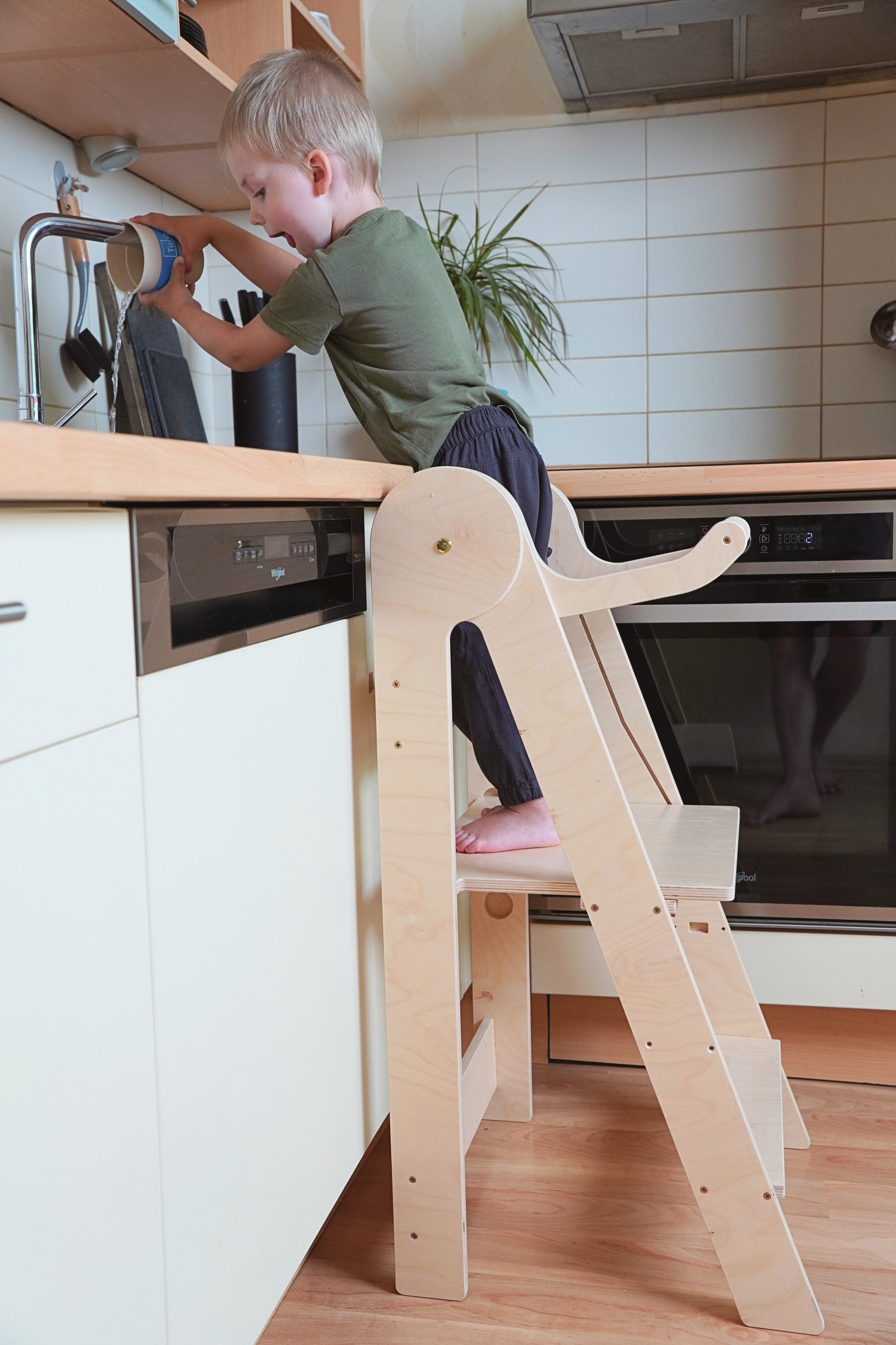 Foldable learning tower