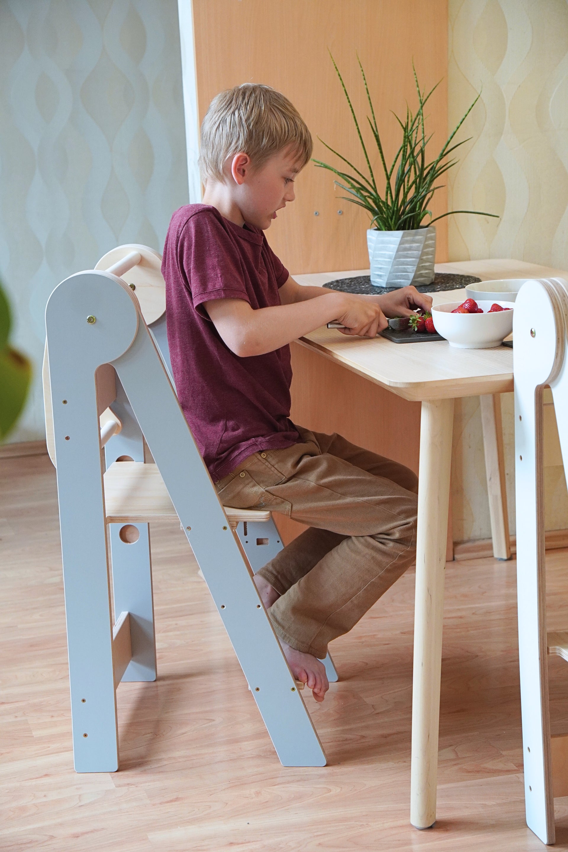 Foldable learning tower