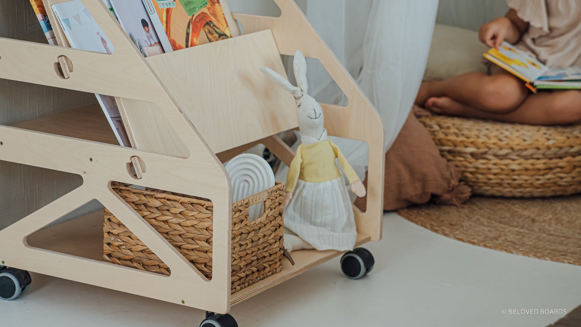 Montessori bookshelf - Beloved boards