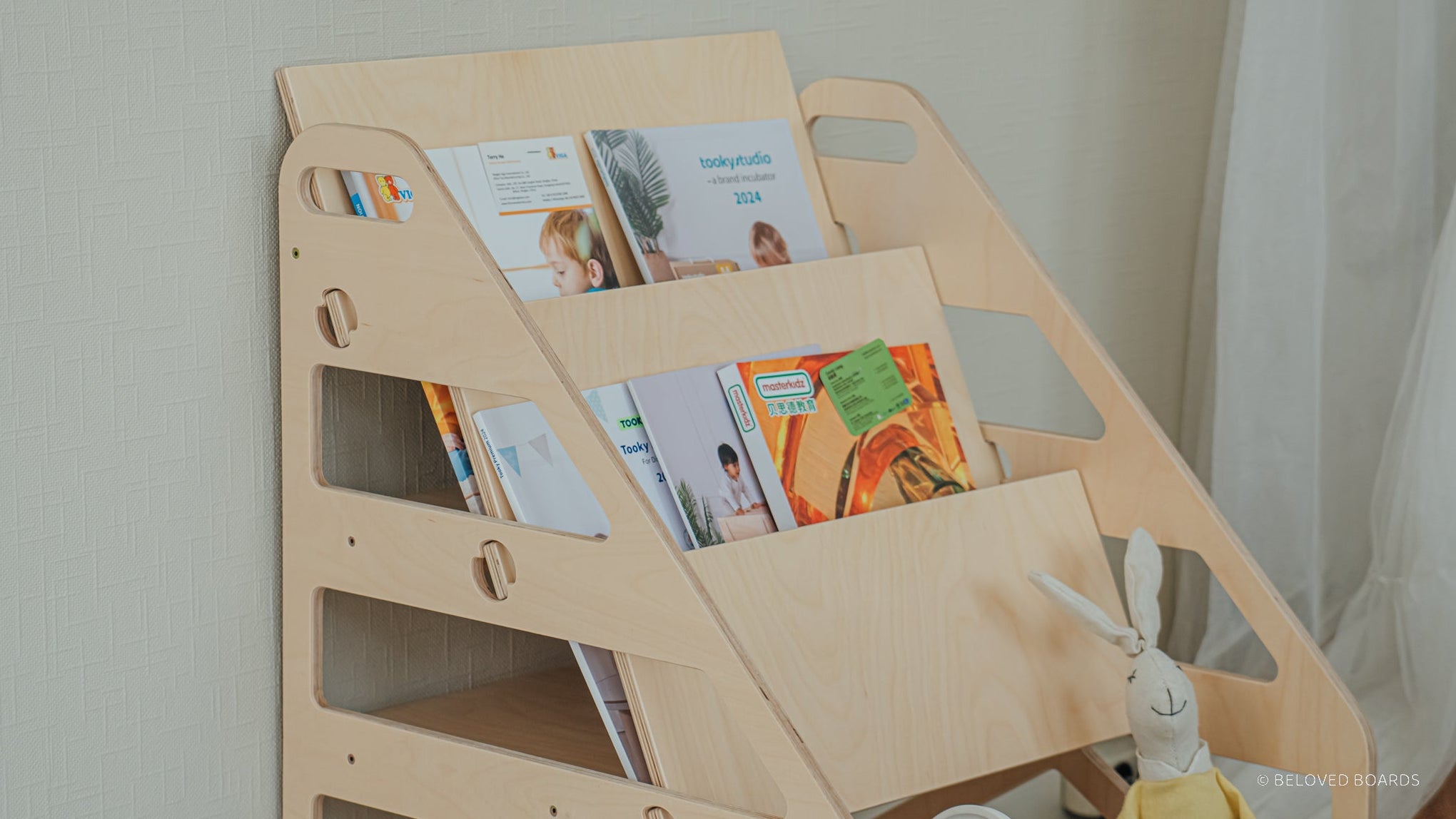 Montessori bookshelf - Beloved boards