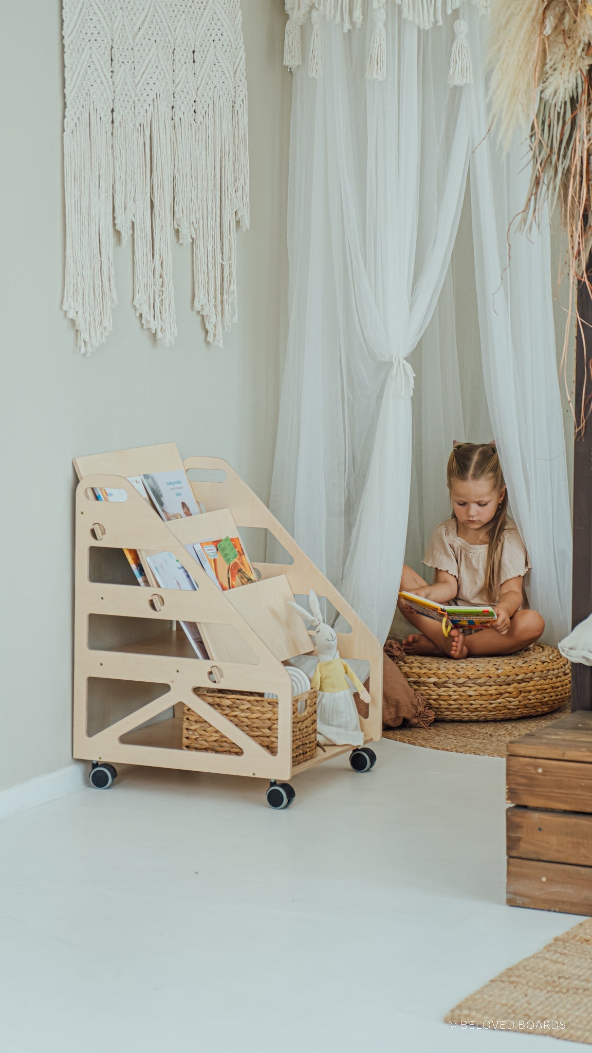 Montessori bookshelf - Beloved boards